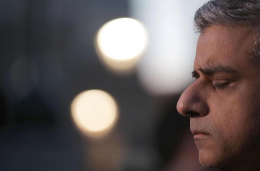 Hoa va nuoc mat trong le tuong niem nan nhan vu khung bo o Anh hinh anh 9