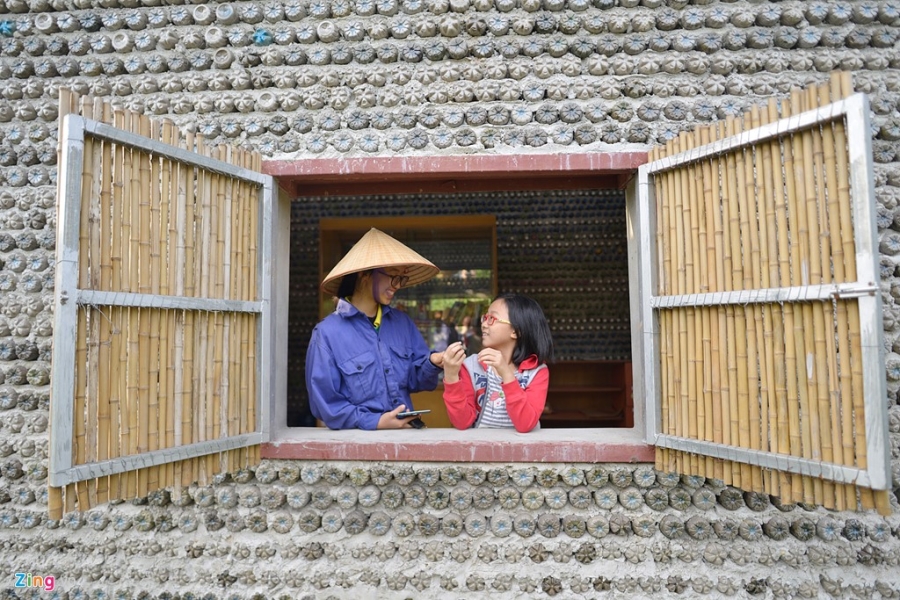 Ngoi nha ky la o Ha Noi duoc lam tu 8.800 vo chai nhua hinh anh 7