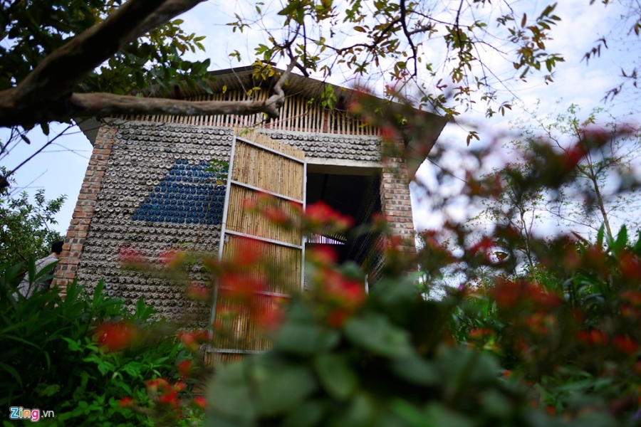 Ngoi nha ky la o Ha Noi duoc lam tu 8.800 vo chai nhua hinh anh 9