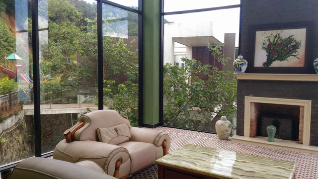 Trong phòng khách, riêng bộ sa lông cũng trị giá hàng trăm triệu đồng