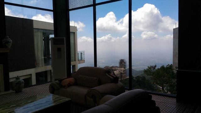 Người giúp việc ở đây nói rằng, vào những ngày trời trong xanh, ngồi từ phòng khách của biệt phủ này, có thể trông tới tận Hà Nội