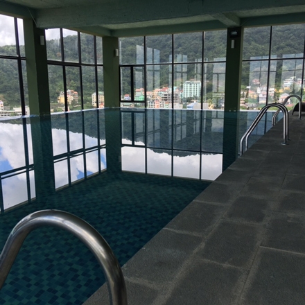 Toà nhà này có cả khu bể bơi khá rộng trên tầng 3