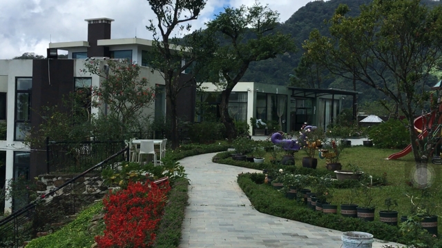  Khu biệt thự này có diện tích 3.400m2, được Đỗ Văn Hồng, thời điểm làm Giám đốc PVC - KB đã bán cho Công ty Mai Phương do bố của sếp Thanh là ông Trịnh Xuân Giới làm Chủ tịch Công ty. 