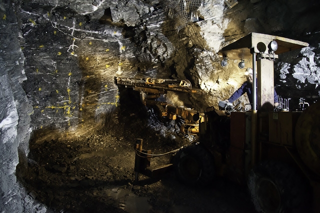 Nhà máy vàng Đăk Sa huyện Phước Sơn đã hoạt động trở lại từ tháng 8/2016…