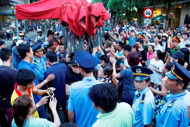 Pho chu tich thanh pho bi om chan khi don dep long duong hinh anh 3