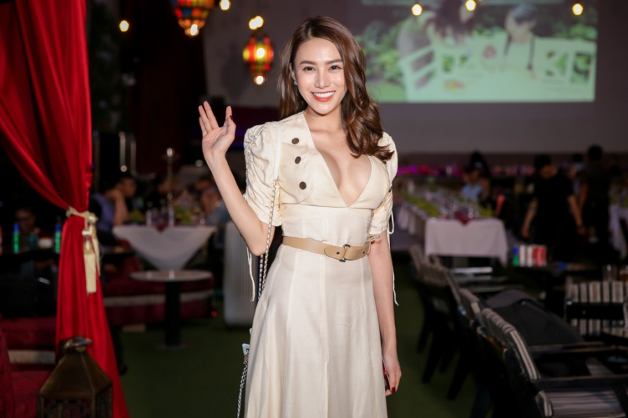 Hot girl Huyen Baby xuat hien khac la o su kien hinh anh 5