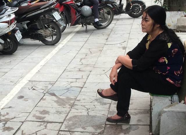  Người phụ nữ này chờ nhiều giờ đồng hồ nhưng chưa được vào bên trong trụ sở công ty để thanh lý 54 mã sản phẩm. 