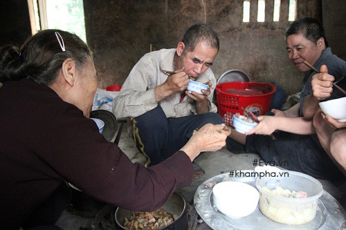 bua com co thit dau tien cua me con muon an mot bua no roi cung chet bang thuoc doc - 5