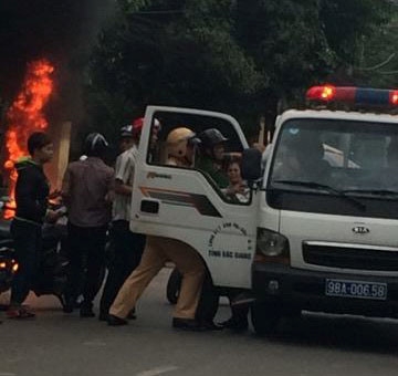 Nam thanh nien tu dot xe may sau man doi co voi CSGT hinh anh 2