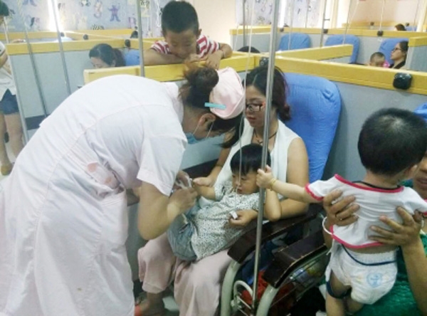 ong noi chieu chuong cho uong chut bia, chau 7 tuoi bi liet chan - 3