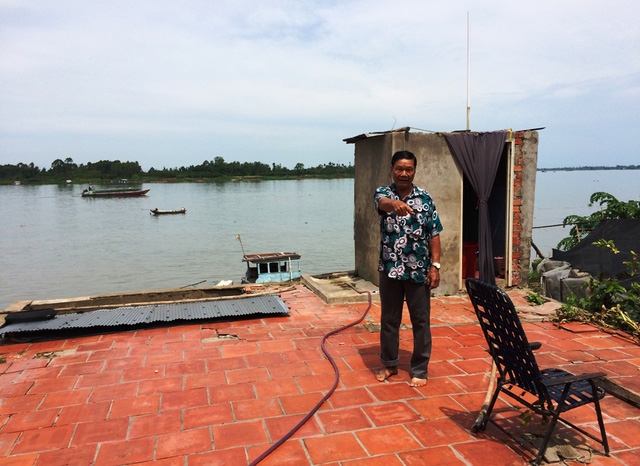 Ông Nguyễn Văn Pho - ấp Bình Hòa, cho biết chỗ ông đứng là căn nhà sau của ông, chẳng biết sụp xuống sông giờ nào. Hiện ông đã dọn đồ sát quốc lộ 30 sinh sống.