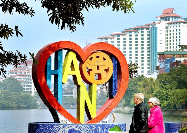  “Trái tim tình yêu Hà Nội” của nữ họa sĩ Thu Thủy bên hồ Trúc Bạch. 