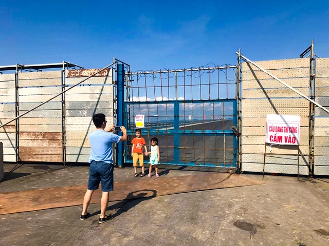  Trưa 14/5, cơ quan chức năng rào lại một phần đoạn cầu để tiếp tục hoàn thiện thi công 