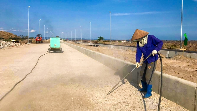  Các công nhân vẫn đang thi công để đảm bảo tiến độ của công trình.​ 