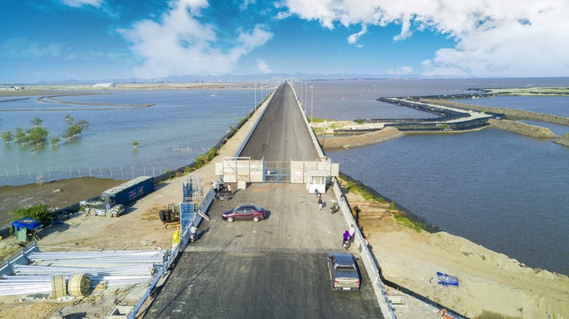  Công trình đang được hoàn thiện những công đoạn cuối cùng trước khi cây cầu được khánh thành dự kiến vào 2/9 năm nay. 