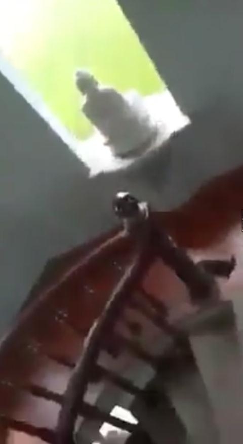 Doi nam nu hon nhau nong nhiet ngay trong chua