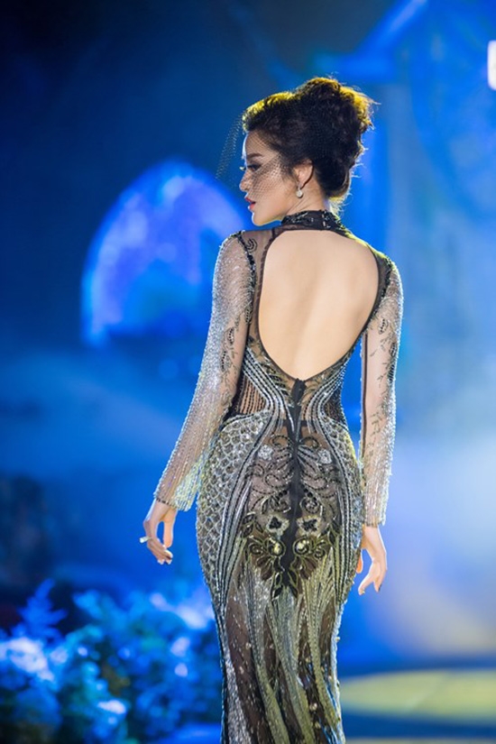 sung sot nhung chiec vay cua my nhan viet duoc mua cao ngat nguong hinh anh 4