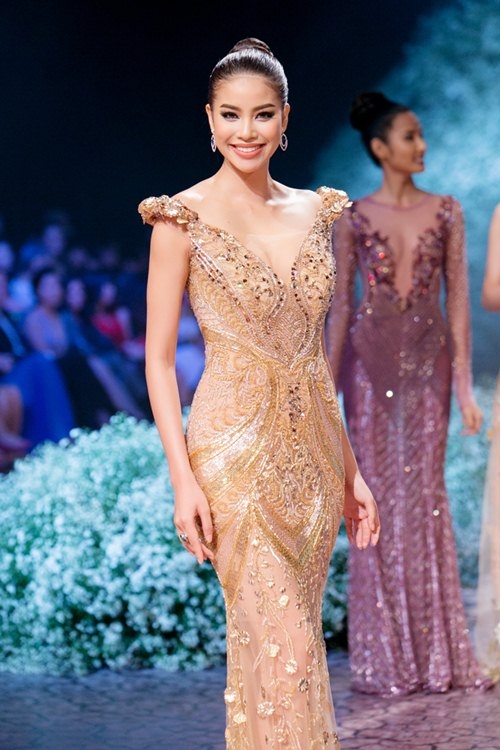 sung sot nhung chiec vay cua my nhan viet duoc mua cao ngat nguong hinh anh 7