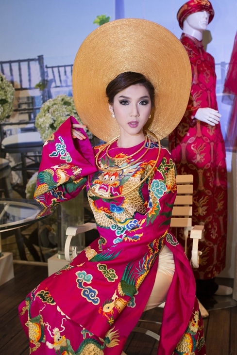 sung sot nhung chiec vay cua my nhan viet duoc mua cao ngat nguong hinh anh 11