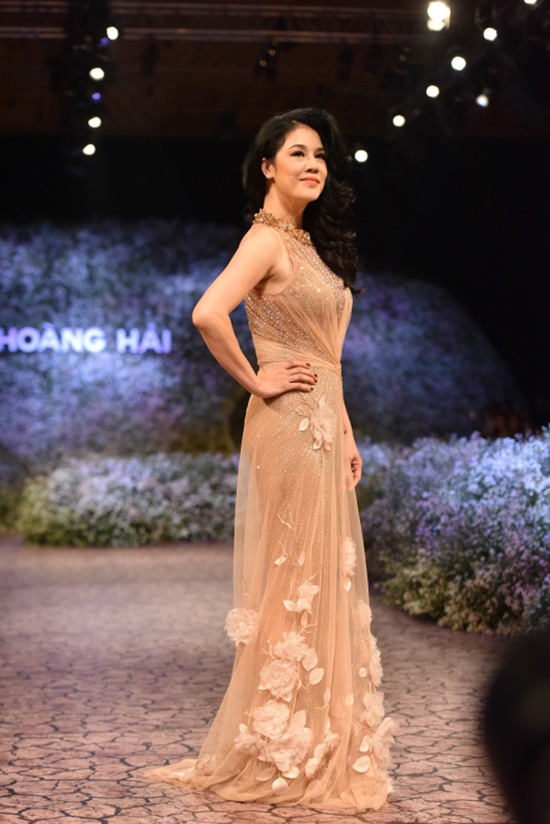 sung sot nhung chiec vay cua my nhan viet duoc mua cao ngat nguong hinh anh 13