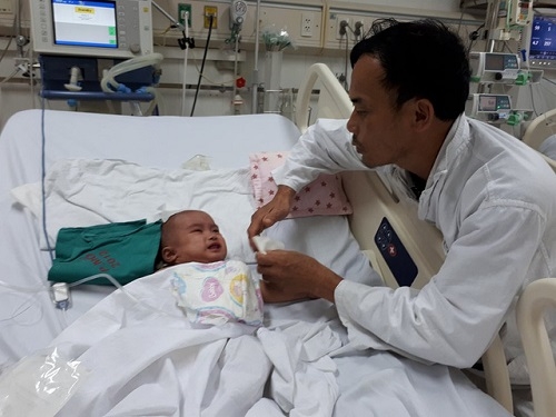 be 6 thang bi chan thuong so nao vi nga vong, loi canh tinh cho bac cha me - 1