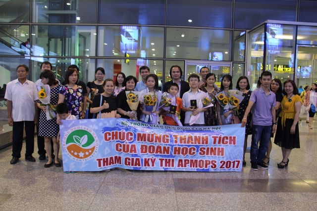  Gia đình và nhà trường đón các em tại Sân bay Quốc tế Nội Bài 