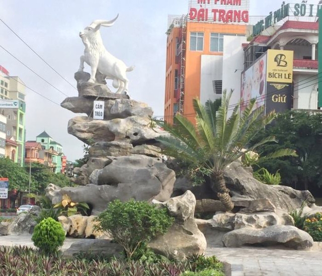 Tượng dê đặt trên hòn non bộ ngay giữa Ngã ba Tam Giác ở thành phố Ninh Bình.