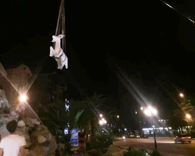 Đơn vị thi công đã cho hạ tượng đàn dê xuống ngay trong đêm.