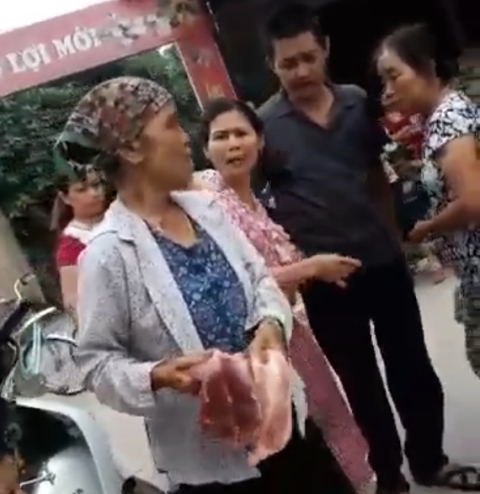 Tiểu thương cướp thịt lợn của người tự giết vào chợ bán Tieu thuong cuop thit lon cua nguoi tu giet vao cho ban