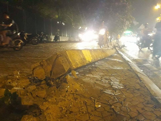 Xế hộp tông cột điện, người đi xe máy rồi chổng vó - Ảnh 2. Xế hộp tông cột điện, người đi xe máy rồi chổng vó - Ảnh 2.