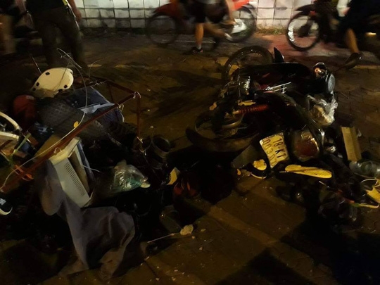 Xế hộp tông cột điện, người đi xe máy rồi chổng vó - Ảnh 3. Xế hộp tông cột điện, người đi xe máy rồi chổng vó - Ảnh 3.