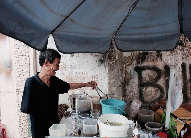 Chú Ba cười miết, chú lạc quan và luôn tự làm mọi việc không muốn nhờ vả ai.