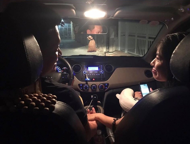 Chuyện ngày nắng nóng: Chồng chạy grab tình cảm với vợ ngồi ghế bên, khách nữ đành lạc lõng ngồi phía sau - Ảnh 1. Chuyện ngày nắng nóng: Chồng chạy grab tình cảm với vợ ngồi ghế bên, khách nữ đành lạc lõng ngồi phía sau - Ảnh 1.