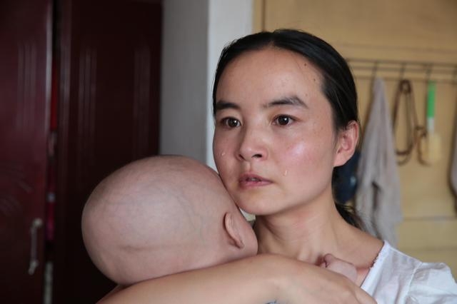 Bé gái 6 tuổi đánh bôm bốp vào ảnh của bố, sự thật khiến ai cũng đau lòng - Ảnh 1. Bé gái 6 tuổi đánh bôm bốp vào ảnh của bố, sự thật khiến ai cũng đau lòng - Ảnh 1.