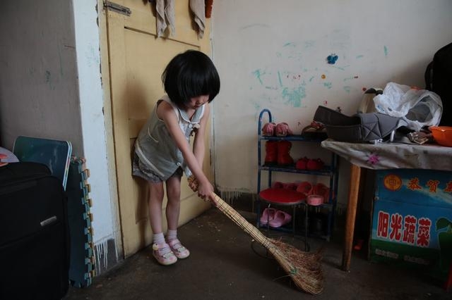 Bé gái 6 tuổi đánh bôm bốp vào ảnh của bố, sự thật khiến ai cũng đau lòng - Ảnh 2. Bé gái 6 tuổi đánh bôm bốp vào ảnh của bố, sự thật khiến ai cũng đau lòng - Ảnh 2.