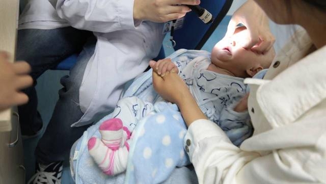 Bé gái 6 tuổi đánh bôm bốp vào ảnh của bố, sự thật khiến ai cũng đau lòng - Ảnh 3. Bé gái 6 tuổi đánh bôm bốp vào ảnh của bố, sự thật khiến ai cũng đau lòng - Ảnh 3.