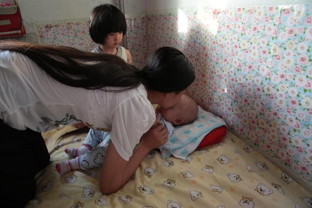 Bé gái 6 tuổi đánh bôm bốp vào ảnh của bố, sự thật khiến ai cũng đau lòng - Ảnh 4. Bé gái 6 tuổi đánh bôm bốp vào ảnh của bố, sự thật khiến ai cũng đau lòng - Ảnh 4.