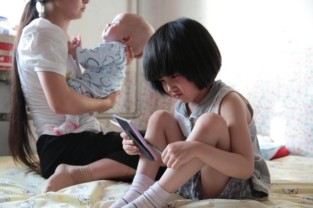 Bé gái 6 tuổi đánh bôm bốp vào ảnh của bố, sự thật khiến ai cũng đau lòng - Ảnh 5. Bé gái 6 tuổi đánh bôm bốp vào ảnh của bố, sự thật khiến ai cũng đau lòng - Ảnh 5.