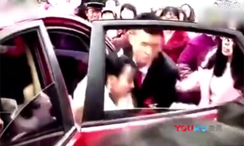 bi-cam-sung-chu-re-tho-bao-voi-co-dau-trong-ngay-cuoi