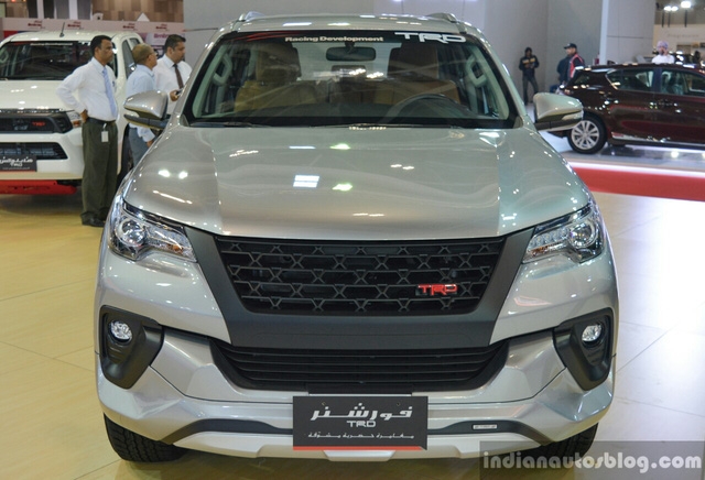 SUV cỡ trung Toyota Fortuner 2017 biến hóa với bộ body kit của Thái Lan - Ảnh 2.