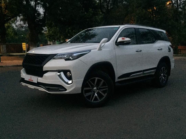 SUV cỡ trung Toyota Fortuner 2017 biến hóa với bộ body kit của Thái Lan - Ảnh 3.