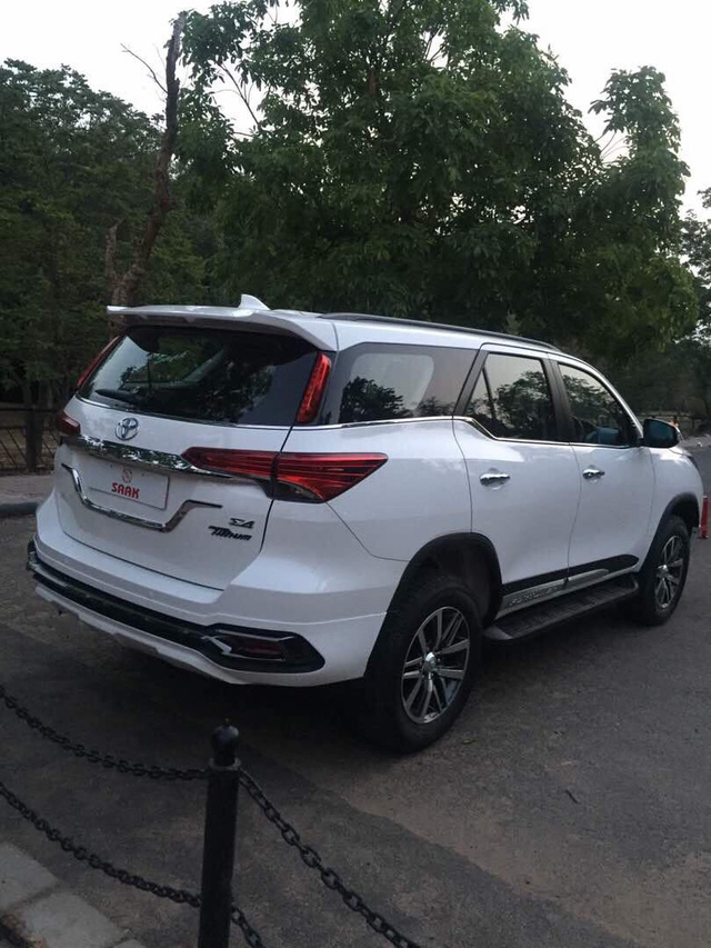 SUV cỡ trung Toyota Fortuner 2017 biến hóa với bộ body kit của Thái Lan - Ảnh 4.