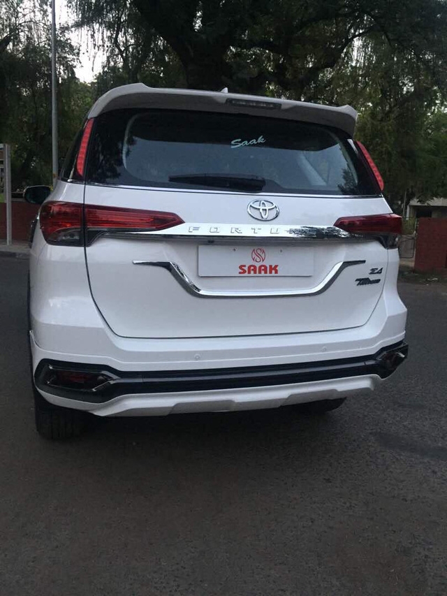 SUV cỡ trung Toyota Fortuner 2017 biến hóa với bộ body kit của Thái Lan - Ảnh 5.