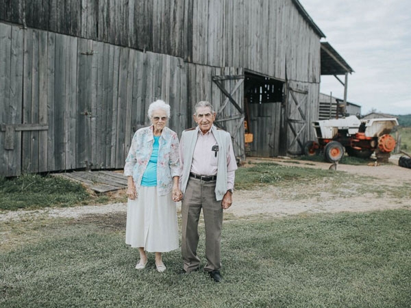 chuyen-tinh-gay-am-anh-cua-cap-vo-chong-chua-tung-roi-xa-nhau-mot-ngay-3