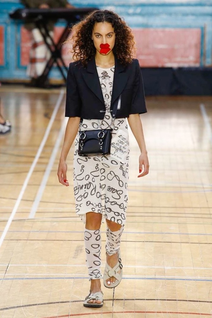 Mẫu nam trượt ngã khi nhảy múa trên sàn catwalk