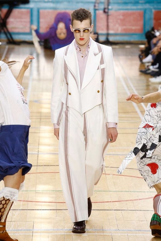 Mẫu nam trượt ngã khi nhảy múa trên sàn catwalk