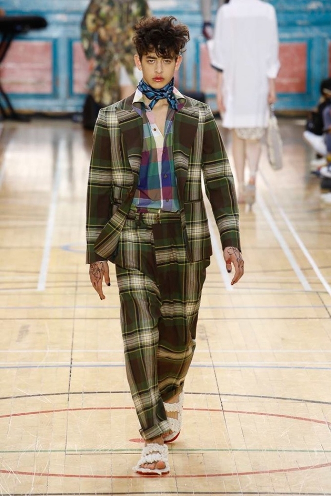 Mẫu nam trượt ngã khi nhảy múa trên sàn catwalk