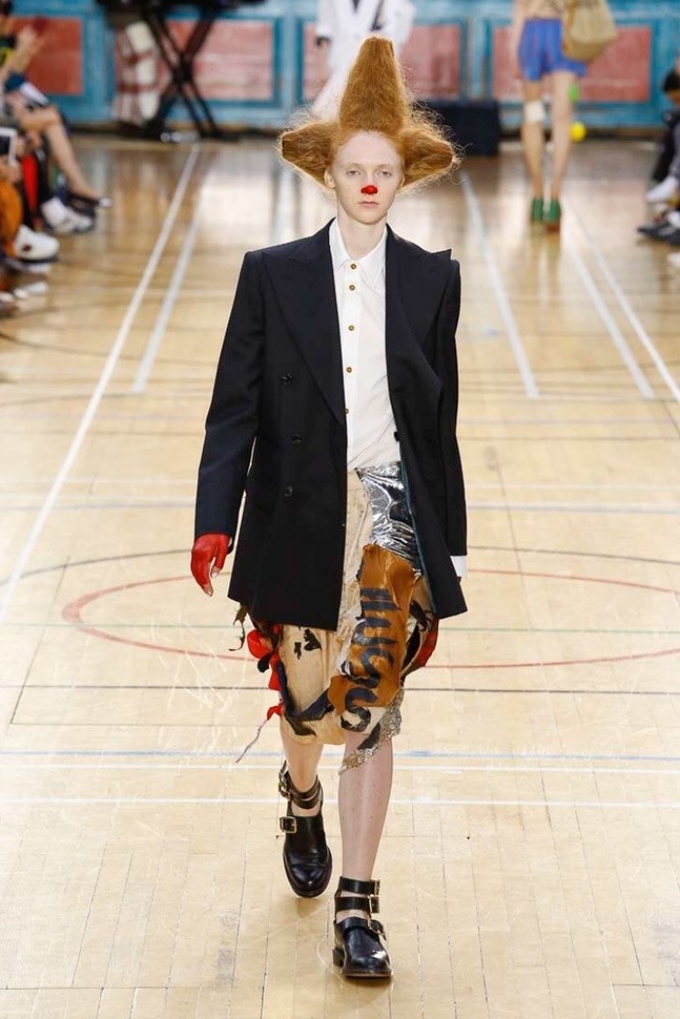 Mẫu nam trượt ngã khi nhảy múa trên sàn catwalk