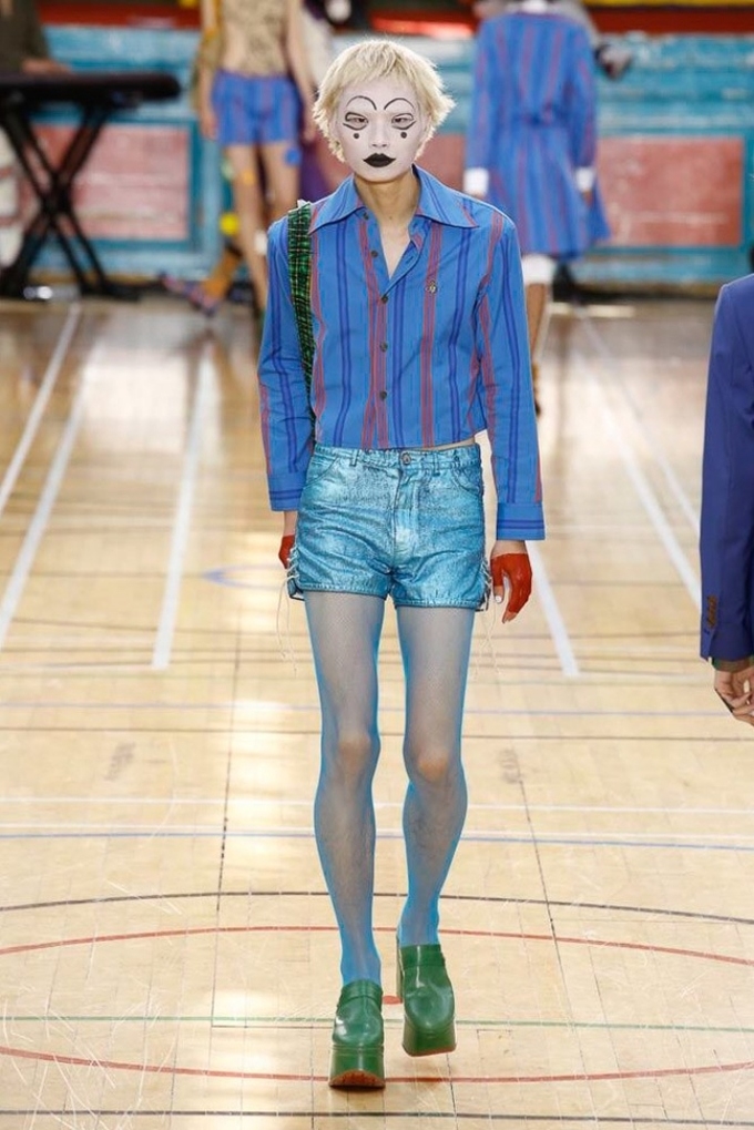 Mẫu nam trượt ngã khi nhảy múa trên sàn catwalk