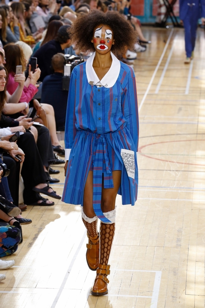 Mẫu nam trượt ngã khi nhảy múa trên sàn catwalk